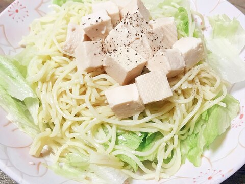 豆腐の白だし漬けとレタスのラーメンサラダ